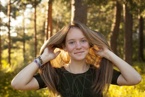 Chica en el bosque soleado . — Foto de Stock