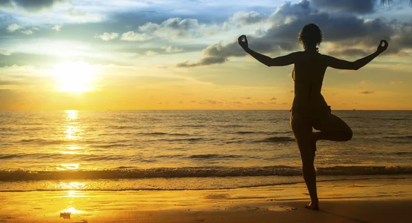 Woman practicing yoga — Stock Photo, Image