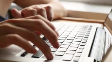 Kadının elleri tipik bilgisayar klavye (Hd)