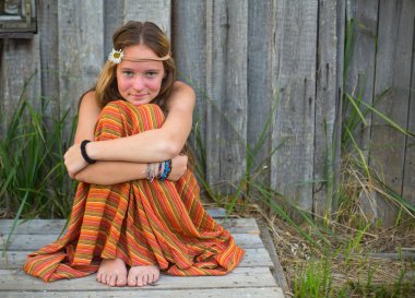 Genç sevimli kız hippi