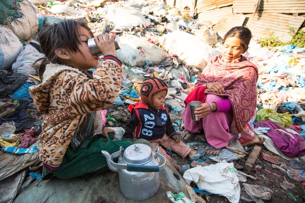 Niños y padres no identificados durante el almuerzo —  Fotos de Stock