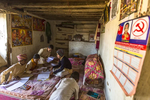 Enfants inconnus faisant leurs devoirs — Photo