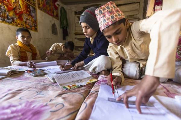 Enfants inconnus faisant leurs devoirs — Photo