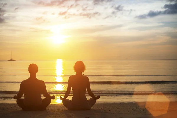 Unga yoga par mediterar — Stockfoto