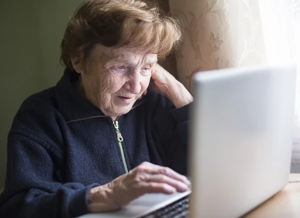 Зрелая женщина работает на ноутбуке . — стоковое фото