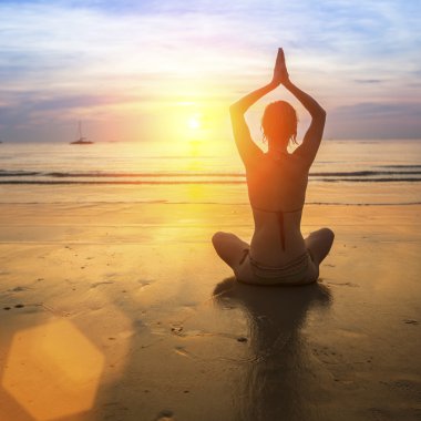 Kumsalda Yoga kadın