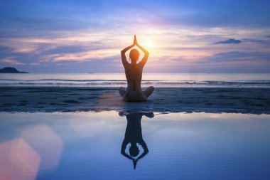 Deniz plaj üzerinde meditasyon