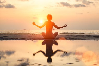 Yoga Çalışan Genç Kadın