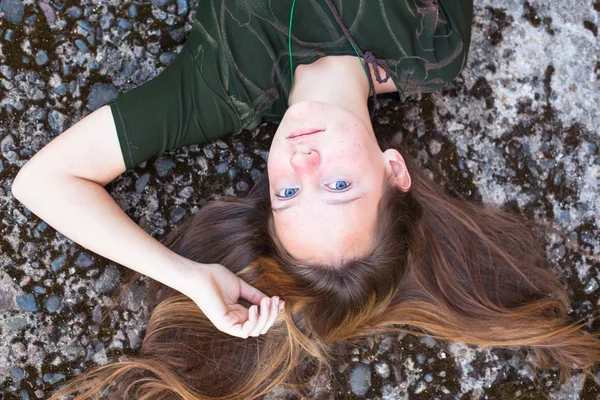 Jovem menina bonito mentir — Fotografia de Stock