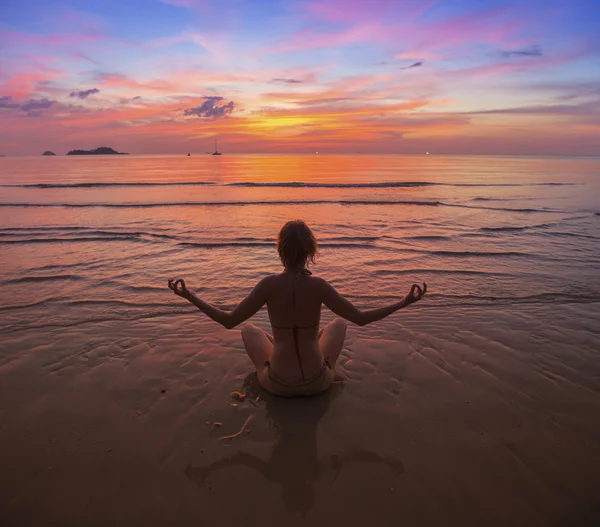 Silueta de mujer meditando —  Fotos de Stock