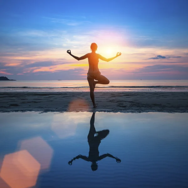 Silueta de mujer meditando — Foto de Stock