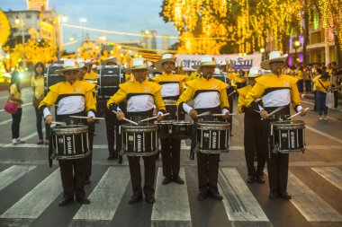 Kimliği belirsiz katılımcıları kutlama