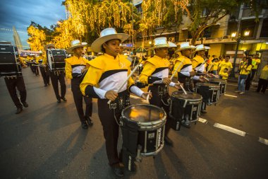Kimliği belirsiz katılımcıları kutlama