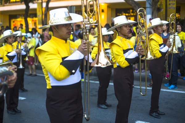 Kimliği belirsiz katılımcıları kutlama