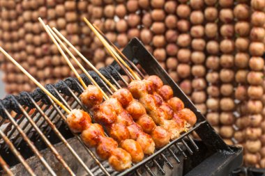 Geleneksel Tay tarzı ızgara et roll