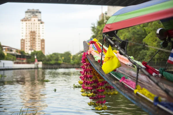 A long-tail boat carrying local people — Stock Photo, Image