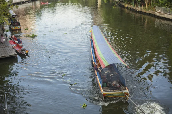 Un bateau à longue queue transportant la population locale — Photo