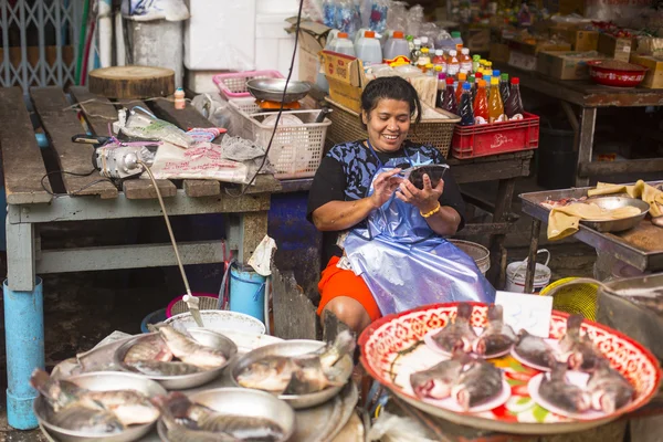 Mulher vendedora não identificada na Birmânia — Fotografia de Stock