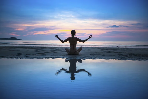 Siluett av kvinna som Yoga — Stockfoto