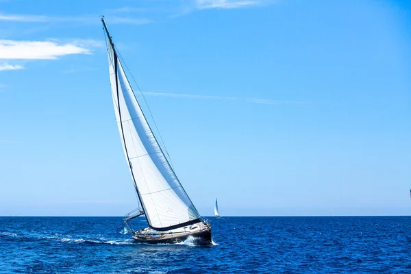 Segelboot nimmt an Segelregatta teil — Stockfoto