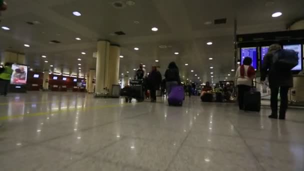 Passagiers lopen via de luchthaven van Barcelona. — Stockvideo