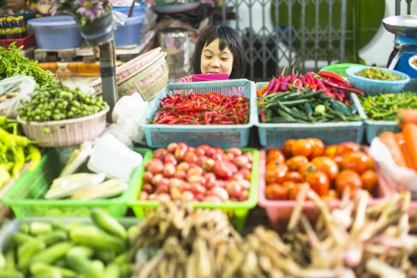 Kimliği belirsiz kız çocuk satıcı — Stok fotoğraf