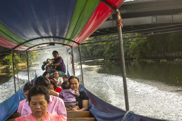 Long-tail boat carrying people — Stock Photo, Image