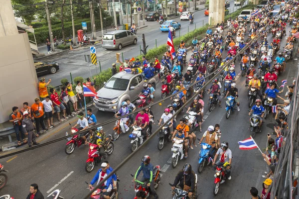 Los aficionados al fútbol tailandés celebran —  Fotos de Stock