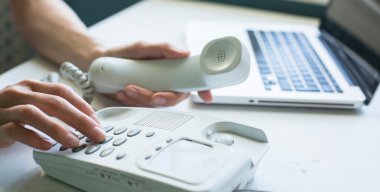 Telefon kullanan kadın eller.