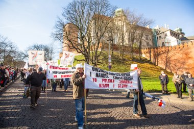 Kimliği belirsiz katılımcıları Bağımsızlık günü kutluyor