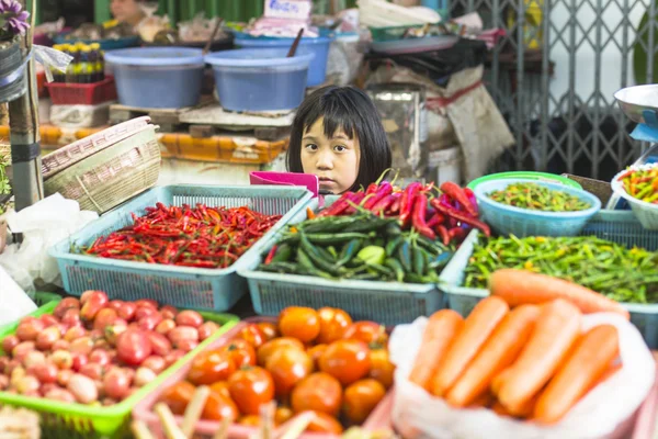 Ragazza non identificata bambino venditore — Foto Stock