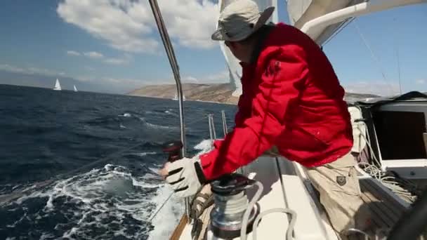 Unbekannte Segelboote und Matrosen — Stockvideo