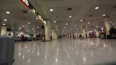 Yolcu Barcelona Havaalanı yürümek