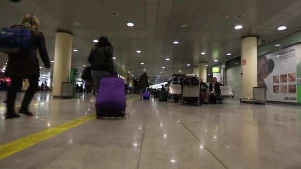 Passagiers lopen via de luchthaven van Barcelona — Stockvideo