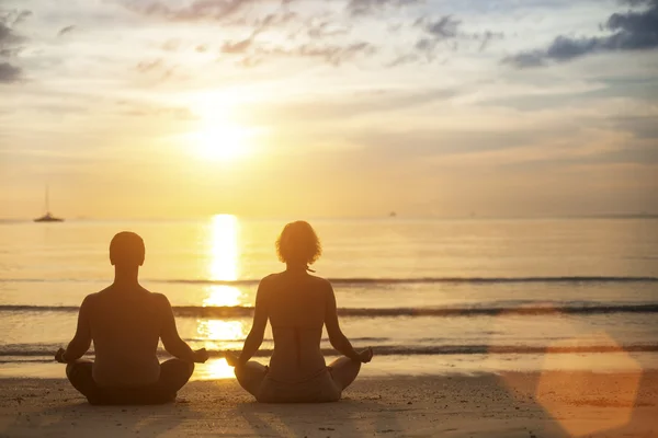 Para młoda jogi medytacji — Zdjęcie stockowe