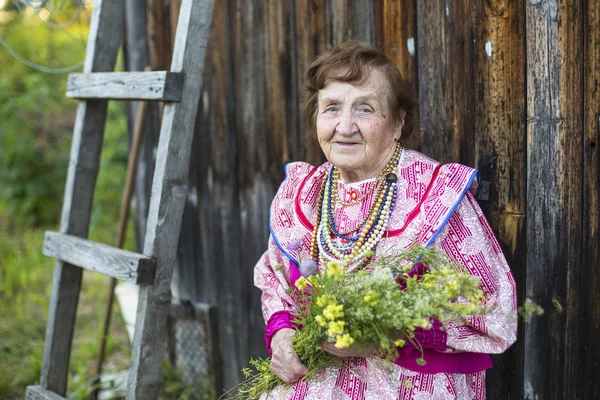 Старая позитивная женщина — стоковое фото