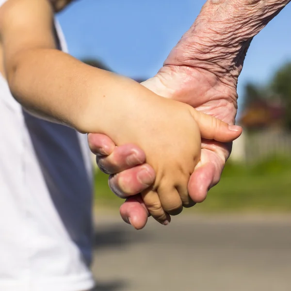 Holding a gyermek kezét nagymama — Stock Fotó