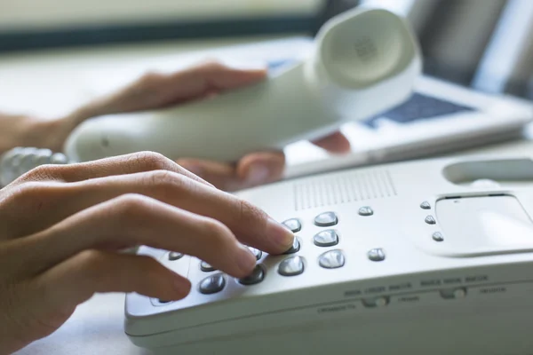 Weibliche Hände mit Telefon. — Stockfoto