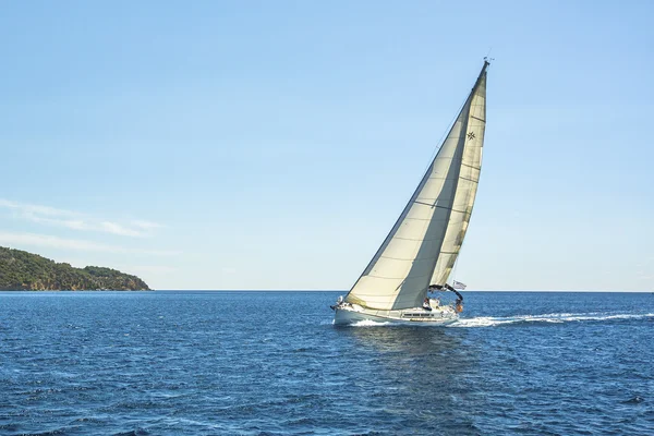 Yelkenli Yatlar beyaz yelkenli