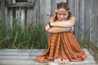 Oturan genç hippi kız