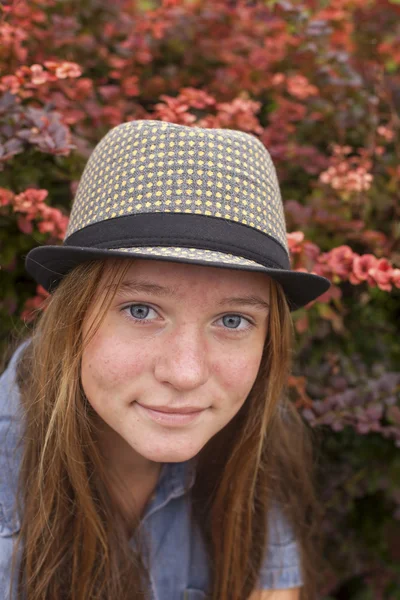 Jovem menina bonita em chapéu — Fotografia de Stock