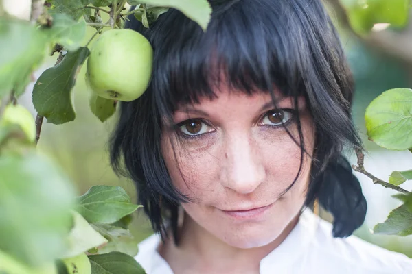 Jeune femme aux cheveux noirs en plein air — Photo