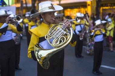 Kutlama kimliği belirsiz katılımcıları