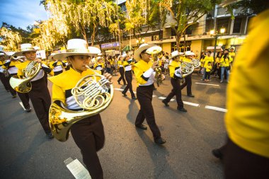 Kimliği belirsiz katılımcıları kutlama