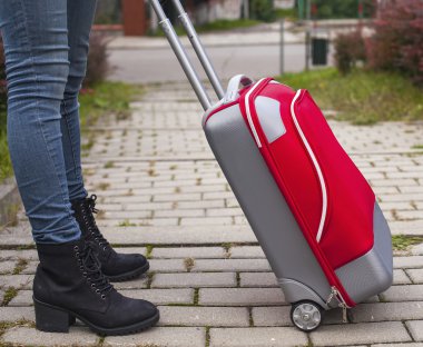 Genç kız ayakları ile bavul