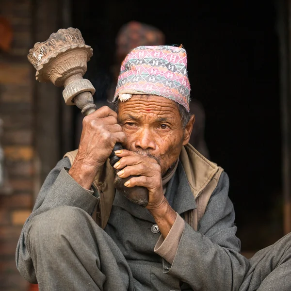 Unidentified Nepalese man smokes — Stock Photo, Image