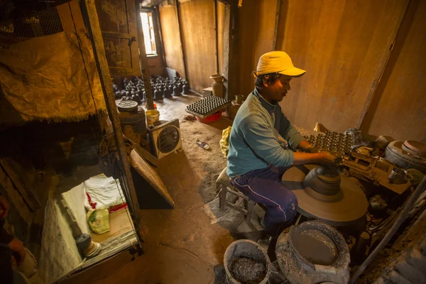 Neznámý nepálské muž pracuje — Stock fotografie