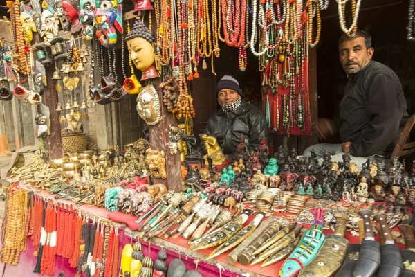 Niet-geïdentificeerde Nepalese verkopers souvenirs — Stockfoto