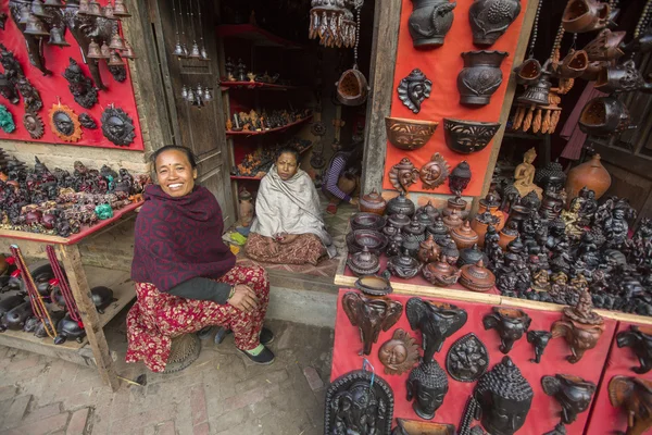 Niet-geïdentificeerde Nepalese verkopers souvenirs — Stockfoto