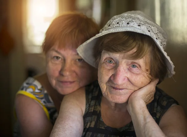 Vieja y abrazando a su hija — Foto de Stock